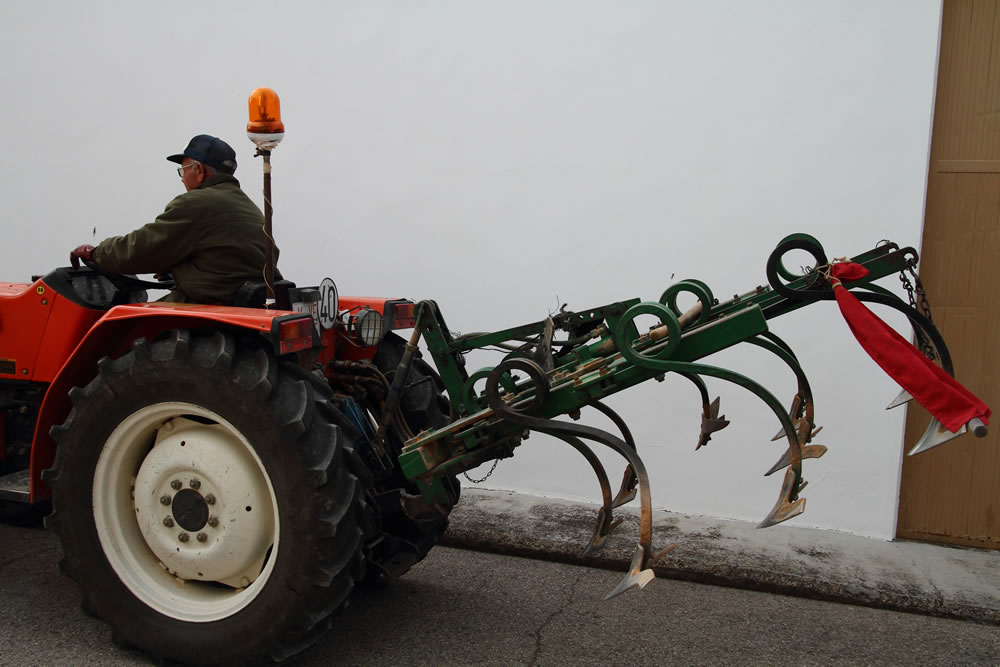 Agricultor con su tractor y arados